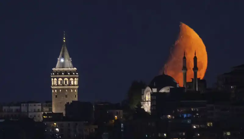 İstanbul'da Yarım Ay Manzarası: Hayran Bırakan Doğa Olayı