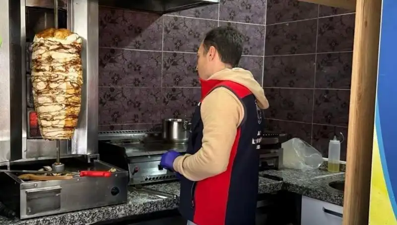 Tavuk Döner Alarmı: Ülke Genelinde İşletmelere Baskınlar Devam Ediyor