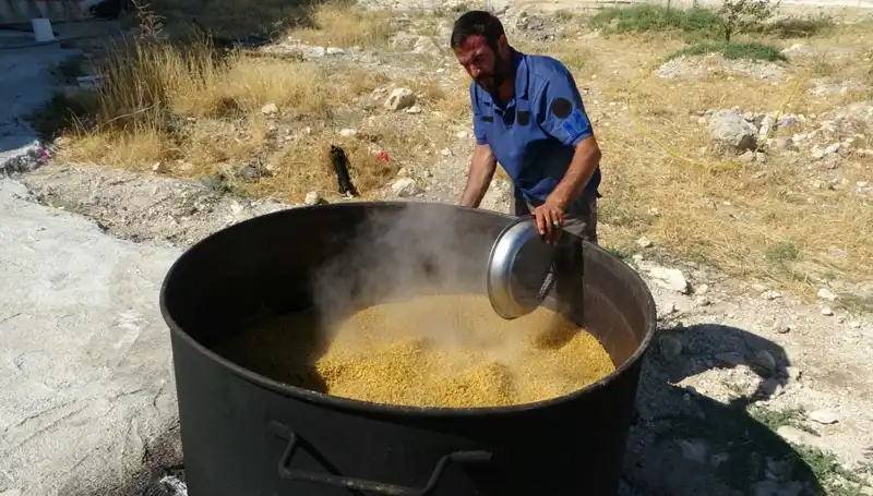 Ağustos’un Sıcak Günlerinde Kazanlar Kaynamaya Başladı: Gelenekler Yaşatılıyor