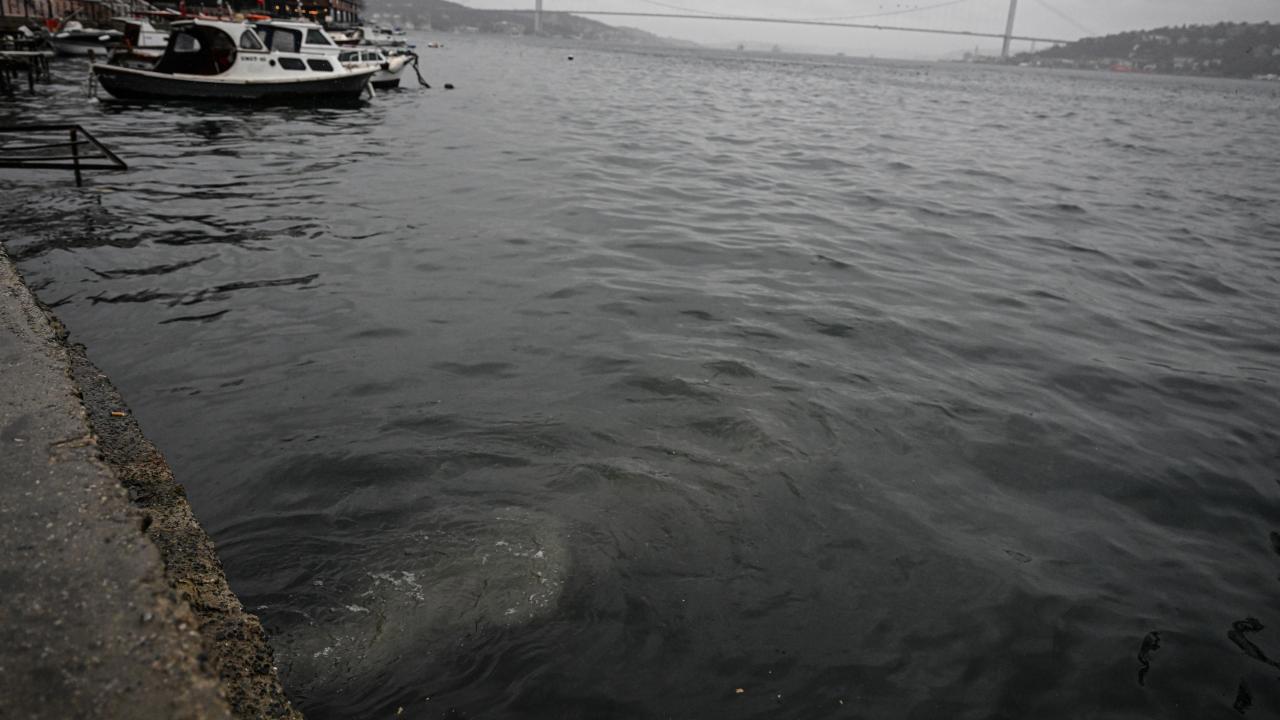 Üsküdar'da kanalizasyon suyu denize karıştı