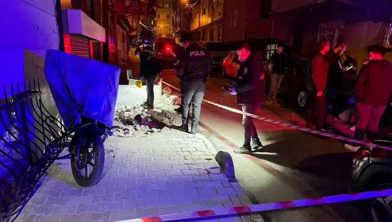 Küçükçekmece'de Plakasız Motosikletle Gerçekleşen Saldırı: Şok Edici Görüntüler Ortaya Çıktı
