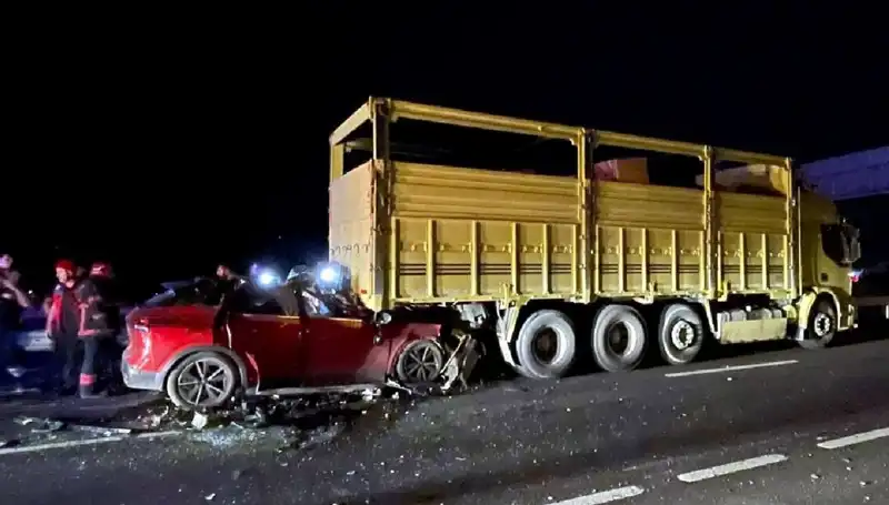 Kamyona Çarpan Aracın Sürücüsü Hayatını Kaybetti: Kaza Anı ve Detaylar