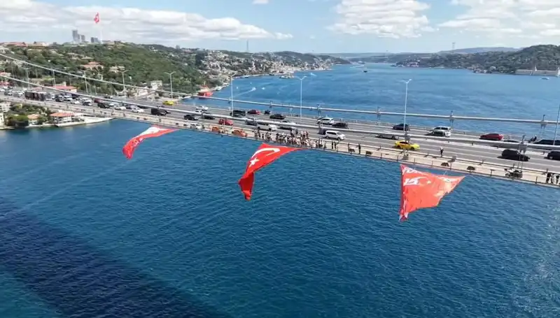** Türkiye’nin İstiklal Simgesi: Dev Türk Bayrağı O İzlanda Köprüsüne Asıldı**
