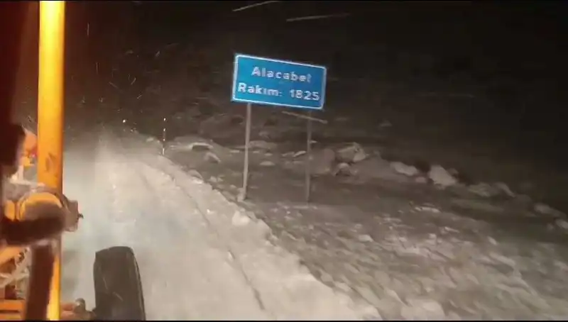 Antalya'da Şubat Sürprizi: Kar Yağışı Şehri Beyaza Bürüdü!
