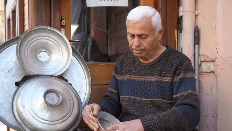 Günümüzde Zamana Yenik Düşen Meslekler: "O Günleri Mumla Arıyoruz"