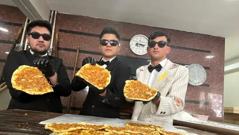 Takım Elbiseli Fırıncılar: Şehirdeki Yeni Trend, Gözleri Üzerine Çekiyor