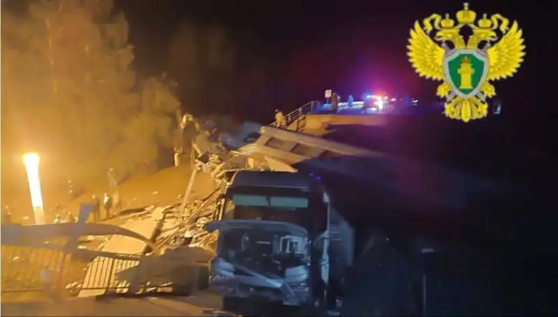 Rusya'da İki Köprü Çöktü, Tren Raydan Çıktı: Felakette Yedi İnsan Hayatını Kaybetti