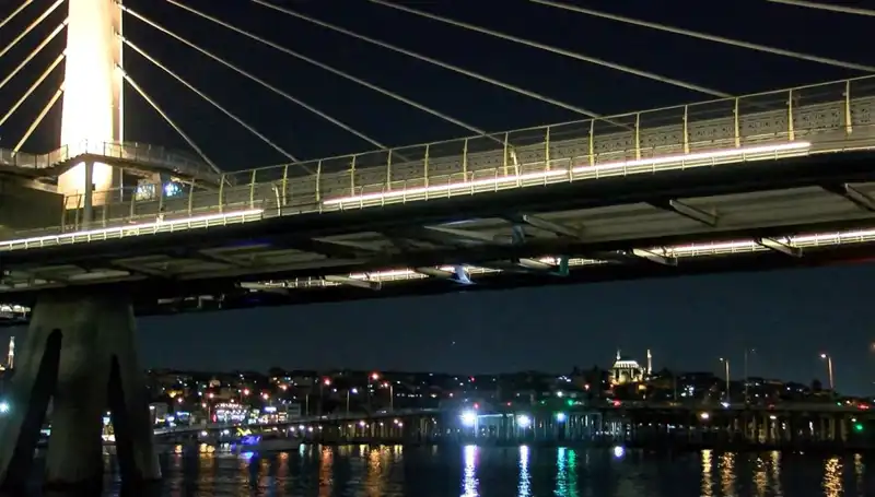 ** Metro Köprüsünden Denize Düşen Kişi İçin Arama Kurtarma Çalışmaları Başlatıldı**