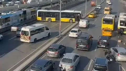 İETT Otobüsü İki Araca Çarpınca Trafik Felç Oldu!