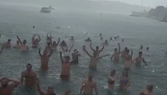 İstanbul'da Yağmura Rağmen Bebek Sahilinde Deniz Keyfi!