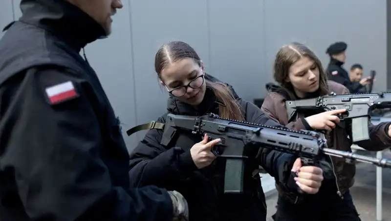 Polonya'da Siviller Askeri Eğitime Öncelik Veriliyor: Savaş Hazırlıkları Başladı