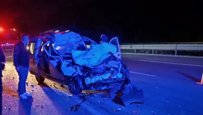 Otoyolda TIR'la Çarpışan Araçta Dehşet Anları: Yaralılar Hastaneye Kaldırıldı