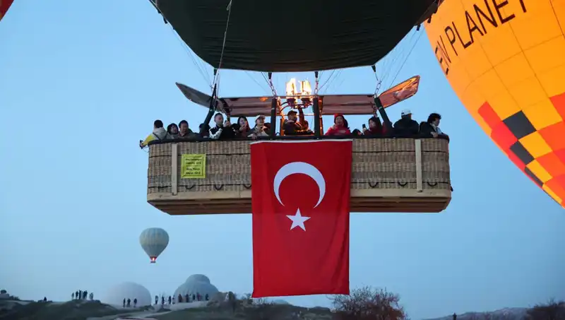 Kapadokya'da Türk Bayraklarıyla Renklendirilen Balonlar Gökyüzünde Dans Etti