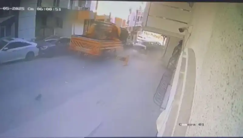 Kontrolden Çıkan Vinç, 23 Araca Çarparak Durdu: O Anlar Kamerada!