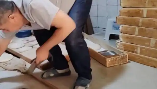Fırıncı Terlikle Pide Tezgahına Bastı, Ceza 105 Bin TL Oldu!