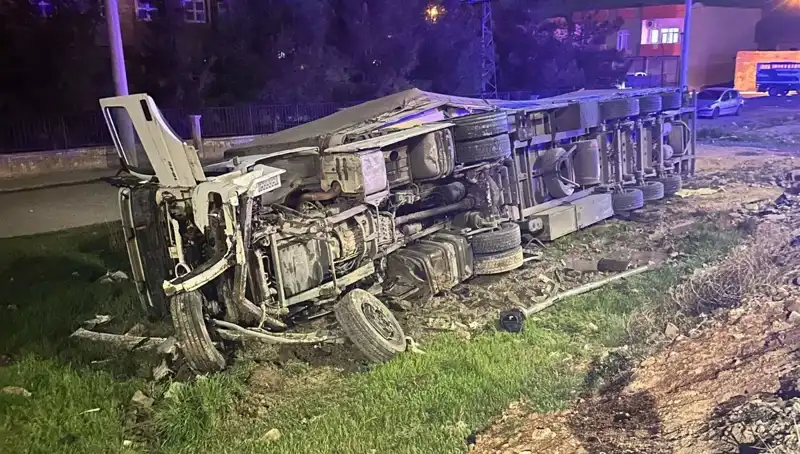 TIR Devrildi: Kazada 6 Kişi Yaralandı, Olay Yerinde Panik Hakim Oldu