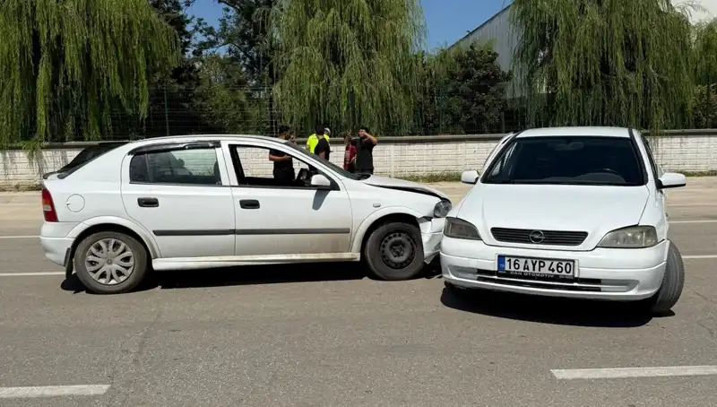 İstanbul’da Feci Kaza: İki Otomobil Çarpıştı, İki Yaralı Var!
