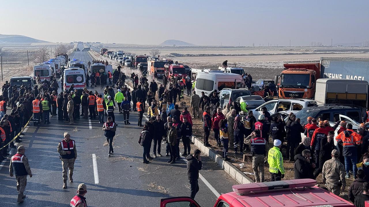 Van'da Sis ve Buzlanma Nedeniyle 30 Araç Zincirleme Kaza Yaptı