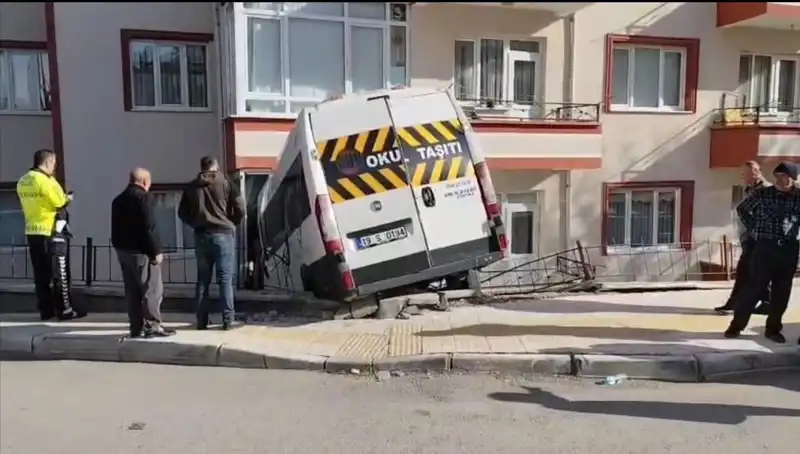 Okul Servisi Kazası: Balkona Giren Araçta İki Öğrenci Yaralandı